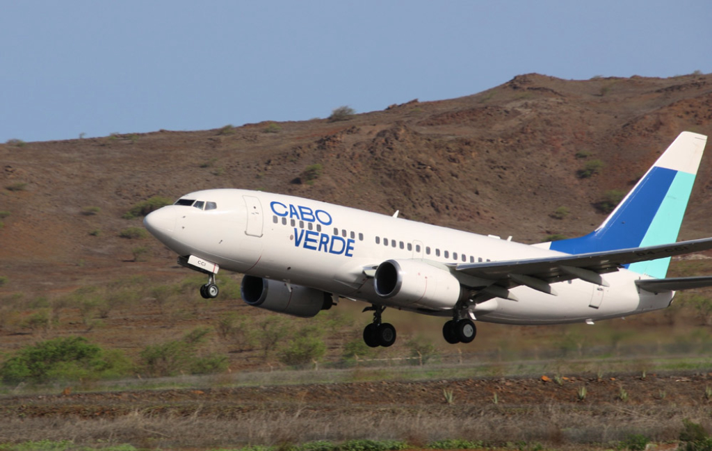 Самолет авиакомпании Cabo Verde Airlines на взлете